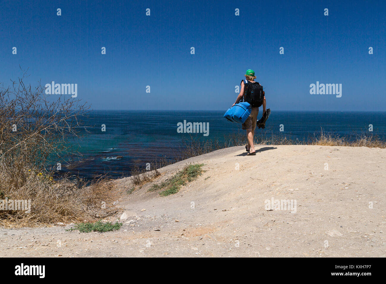 Ein Taucher trägt Gang hinunter eine Schmutz weg zum Ozean in Südkalifornien. Stockfoto