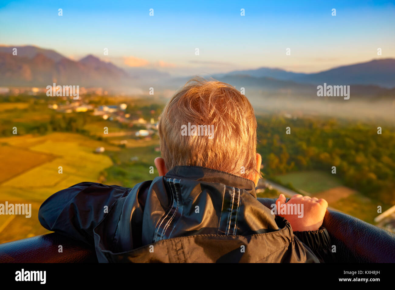 Junge Blick vom Heißluftballon während des Fluges. Laos. Vang Vieng. Laos. Stockfoto