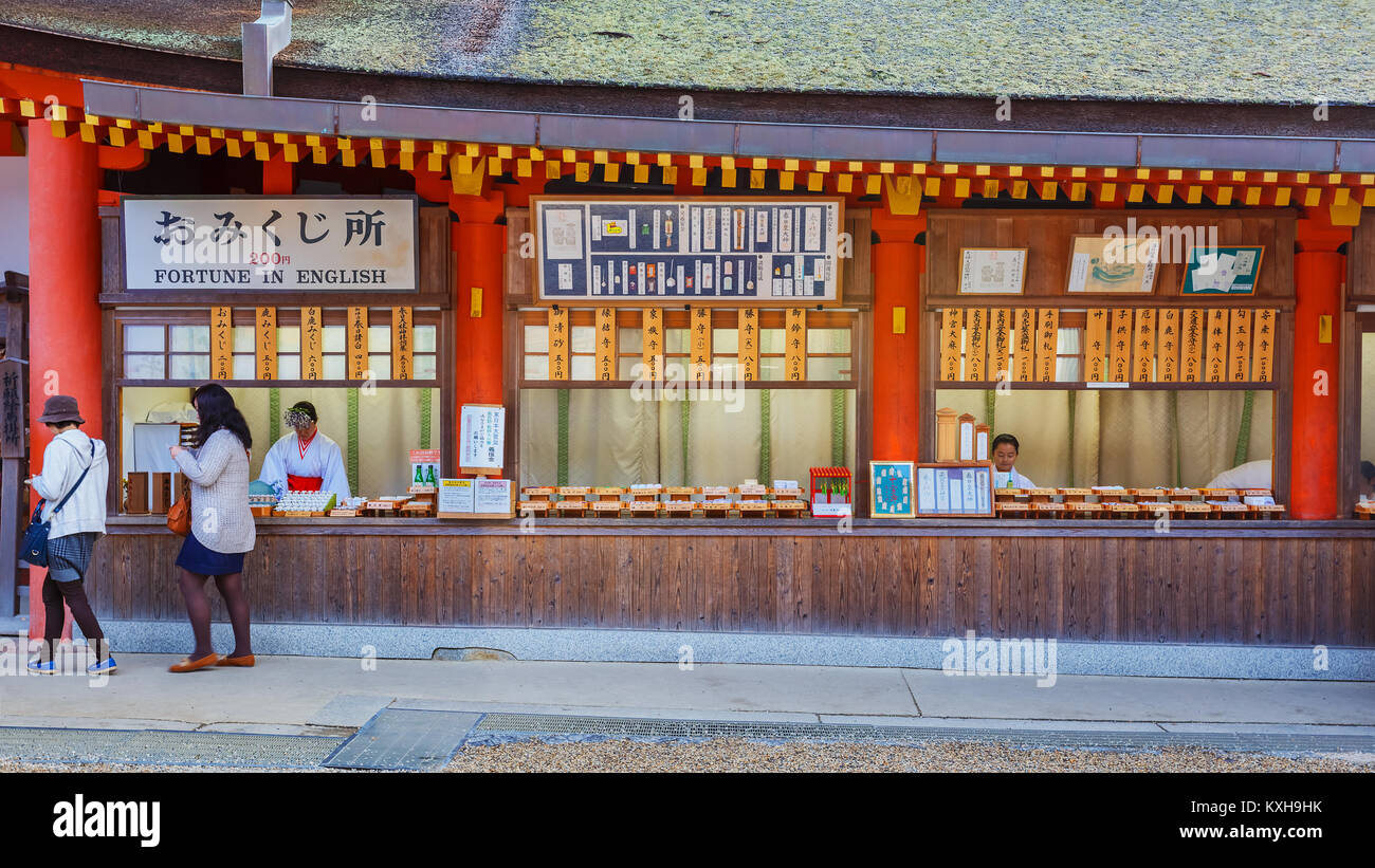 Nara, Japan - 16. November 2013: Unbekannter "iko" an Kasauga Taisha Shrine sind in einem Zähler verkaufen Große Auswahl an Charme, die durch das Heiligtum gemacht Stockfoto