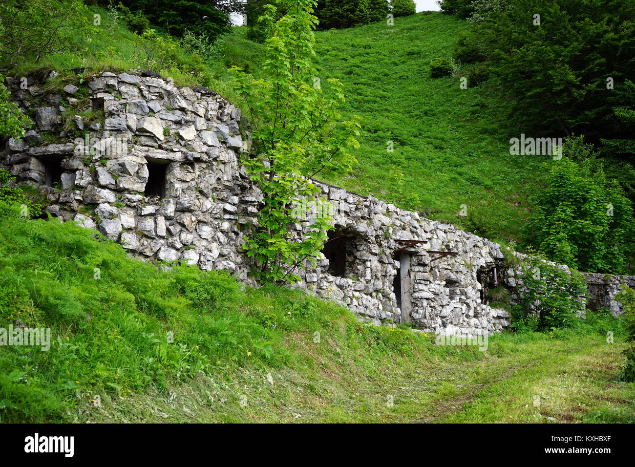 Alte Stein italienische Armee Baracke in Slowenien Stockfoto