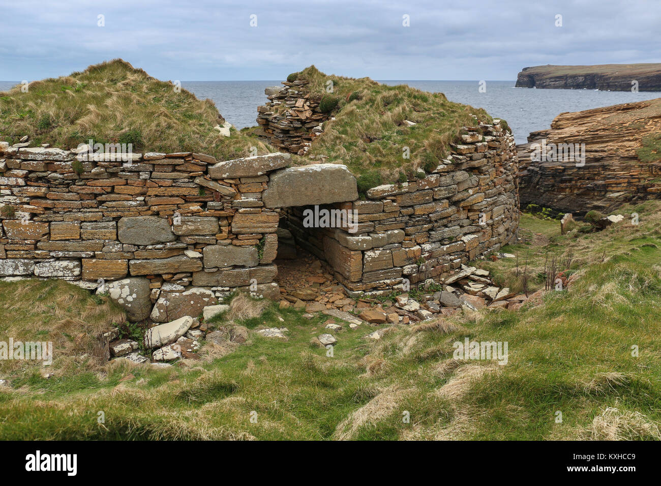 Broch von Yesnaby Borwick, Festland, Orkney, Schottland, Großbritannien auf einem hohen promonotory mit Blick auf den Atlantik, ist über 2500 Jahre alt, Eisenzeit. Stockfoto