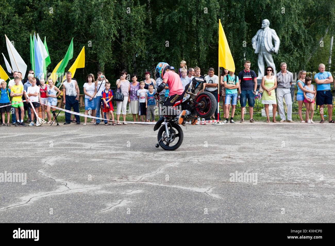 Verkhovazhye, Vologda Region, Russland - 10. August 2013: Stand auf dem Vorderrad eines Motorrades in der Leistung von Thomas Kalinin Verkhovazhye. Th Stockfoto