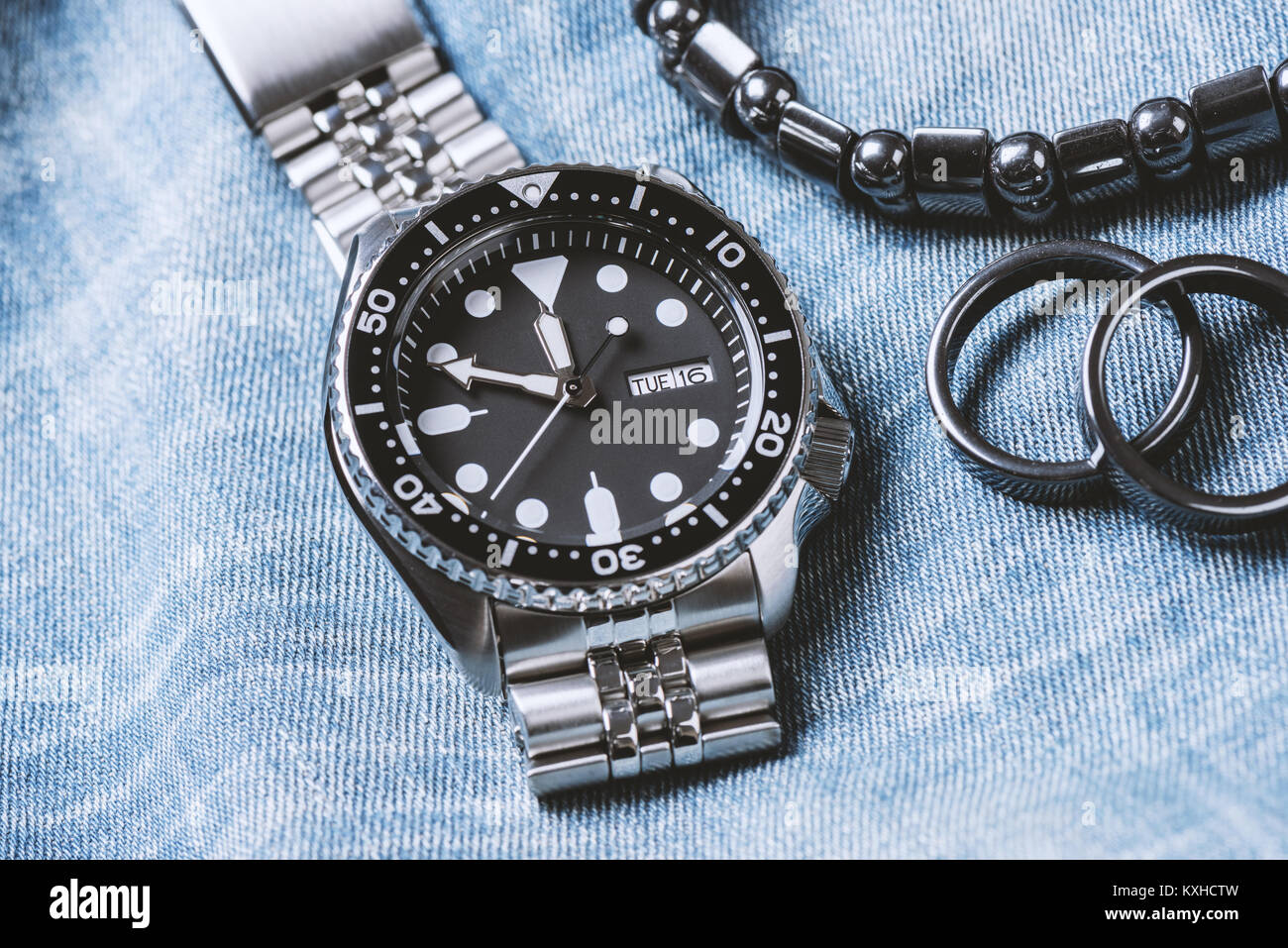 Closeup Männer Taucheruhr mit Edelstahlarmband Stockfoto