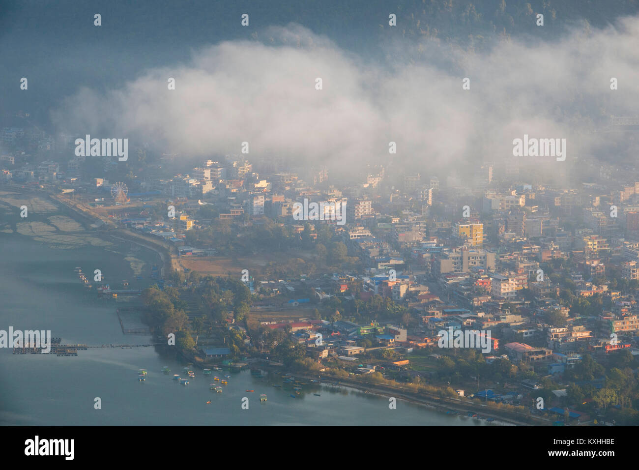 Am frühen Morgen Nebel über Phewa-see und Pokhara, Nepal Stockfoto