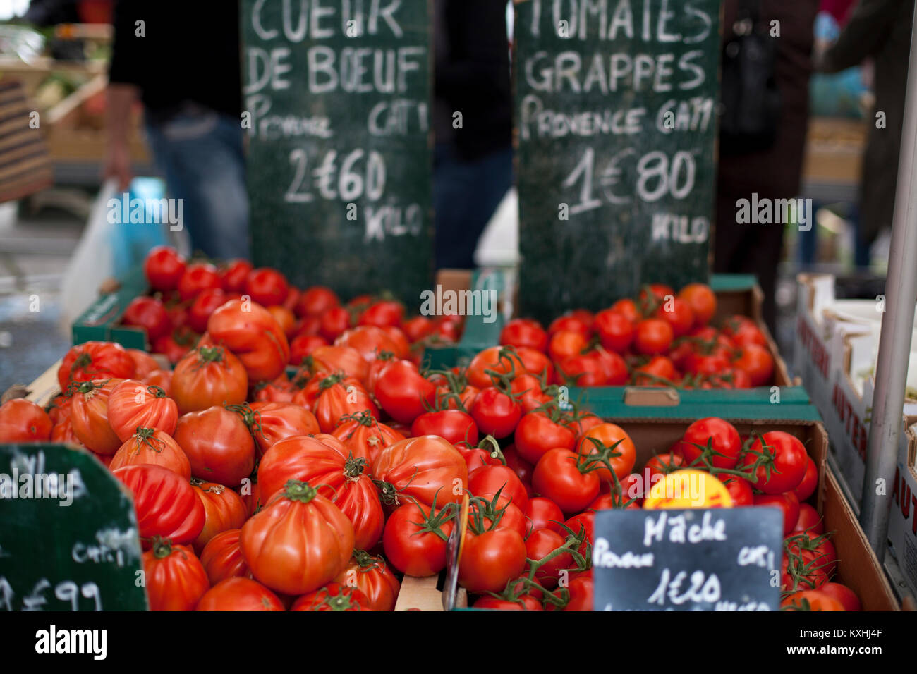 Frische Tomaten auf einem Display in einem Markt, der in der Provence, Frankreich. Stockfoto