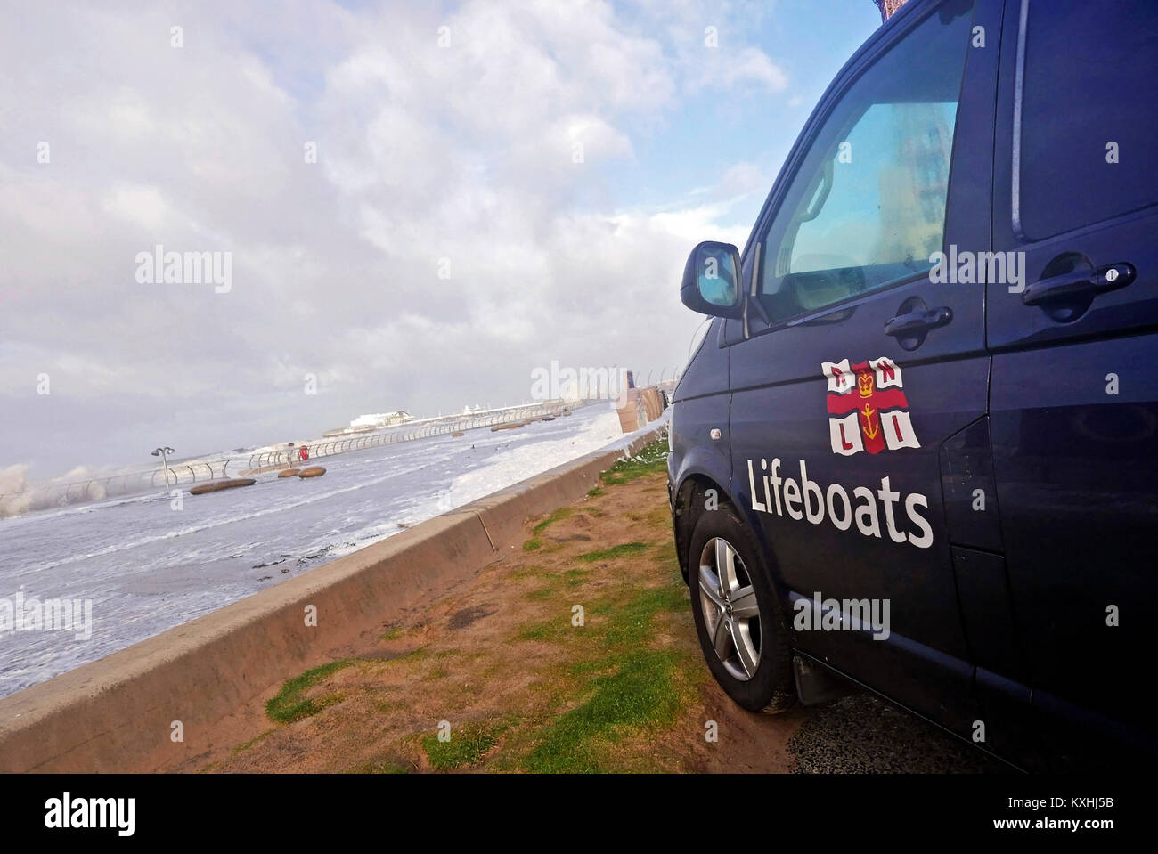Royal National Lifeboat Institute (RNLI) Fahrzeug auf Standby von während der Sturm in Blackpool, Lancashire, Großbritannien Stockfoto