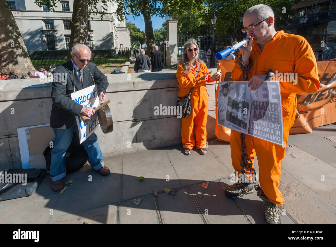 Speichern Shaker Aamer Kampagne, die die regelmäßige wöchentliche Proteste vor dem Parlament gehalten haben seine Freilassung zu fordern feiern die News ist er frei nach 14 Jahren ohne Anklage oder Gerichtsverfahren eingestellt werden. Sie wollen ihn sofort zurück zu kommen. Stockfoto