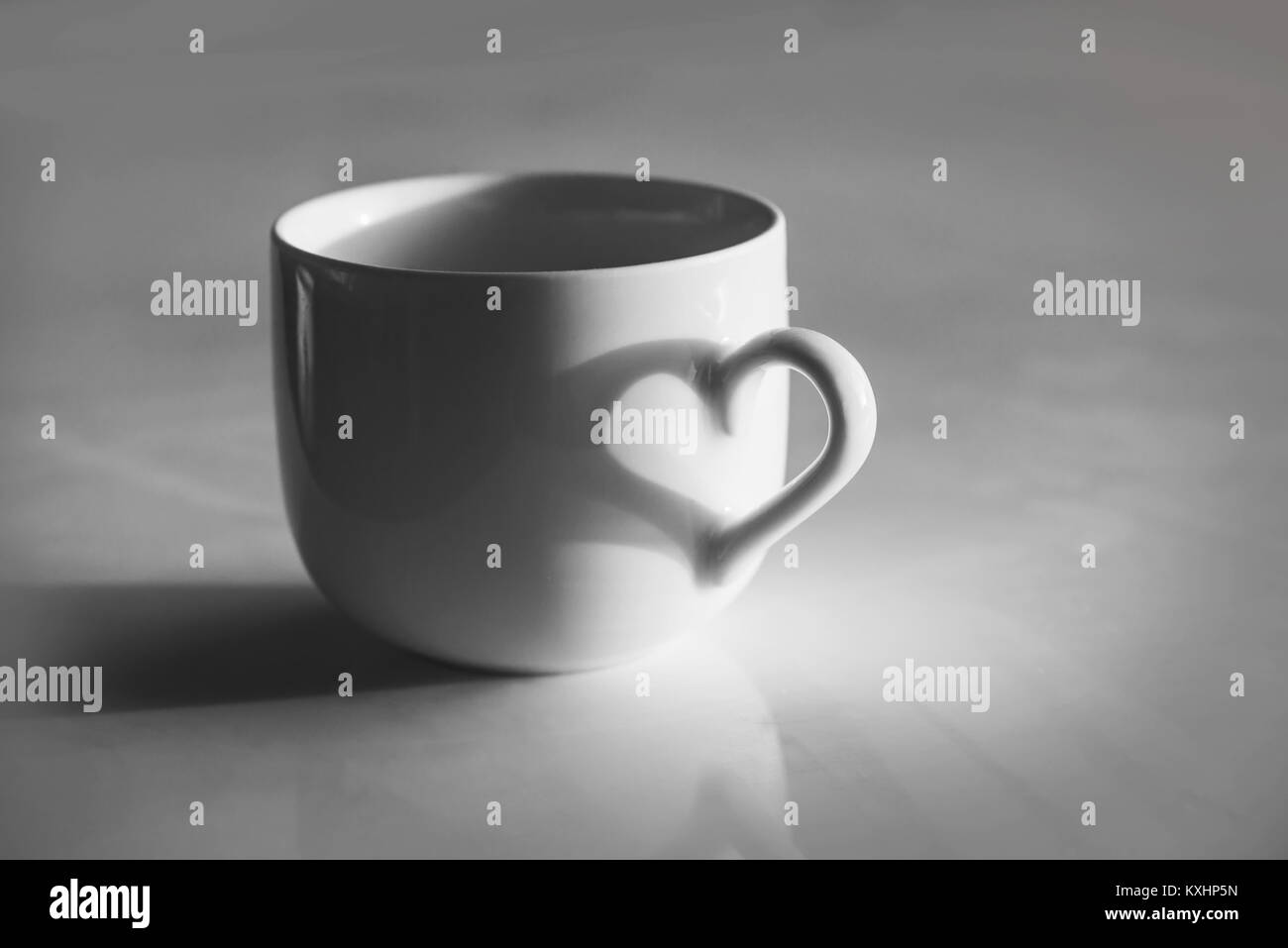 Herzförmige Schatten auf eine Tasse Kaffee, Schwarz und Weiß Stockfoto