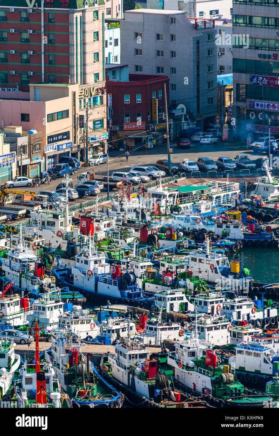 Südkorea, Yeongnam Region, Busan, Busan Hafen mit Blick auf den Hafen mit Fischerbooten am Jagalchi Fischmarkt. Stockfoto