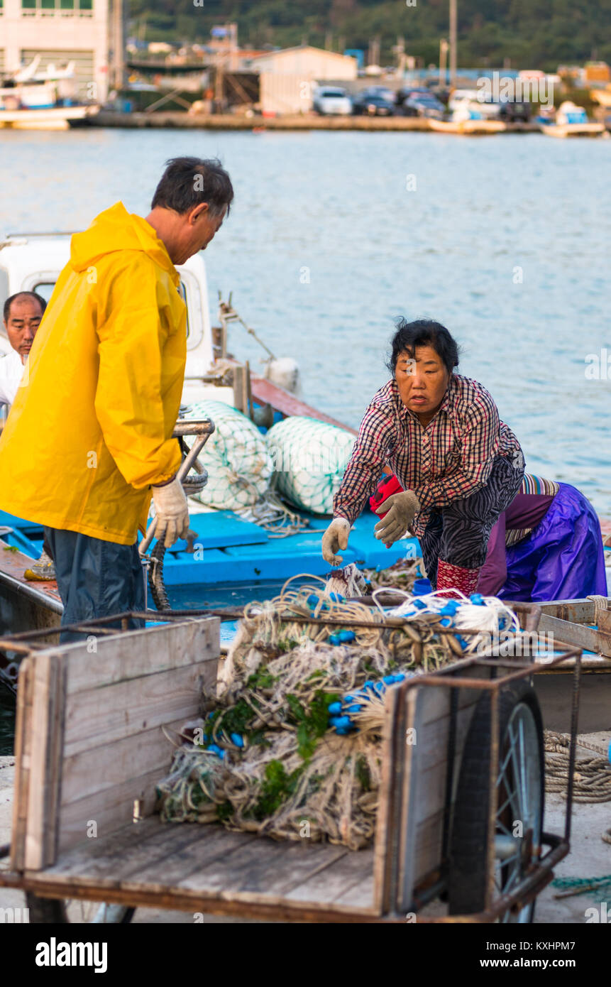 Fischer bei der Arbeit an Jinha Strand, Ulsan, Südkorea. Stockfoto
