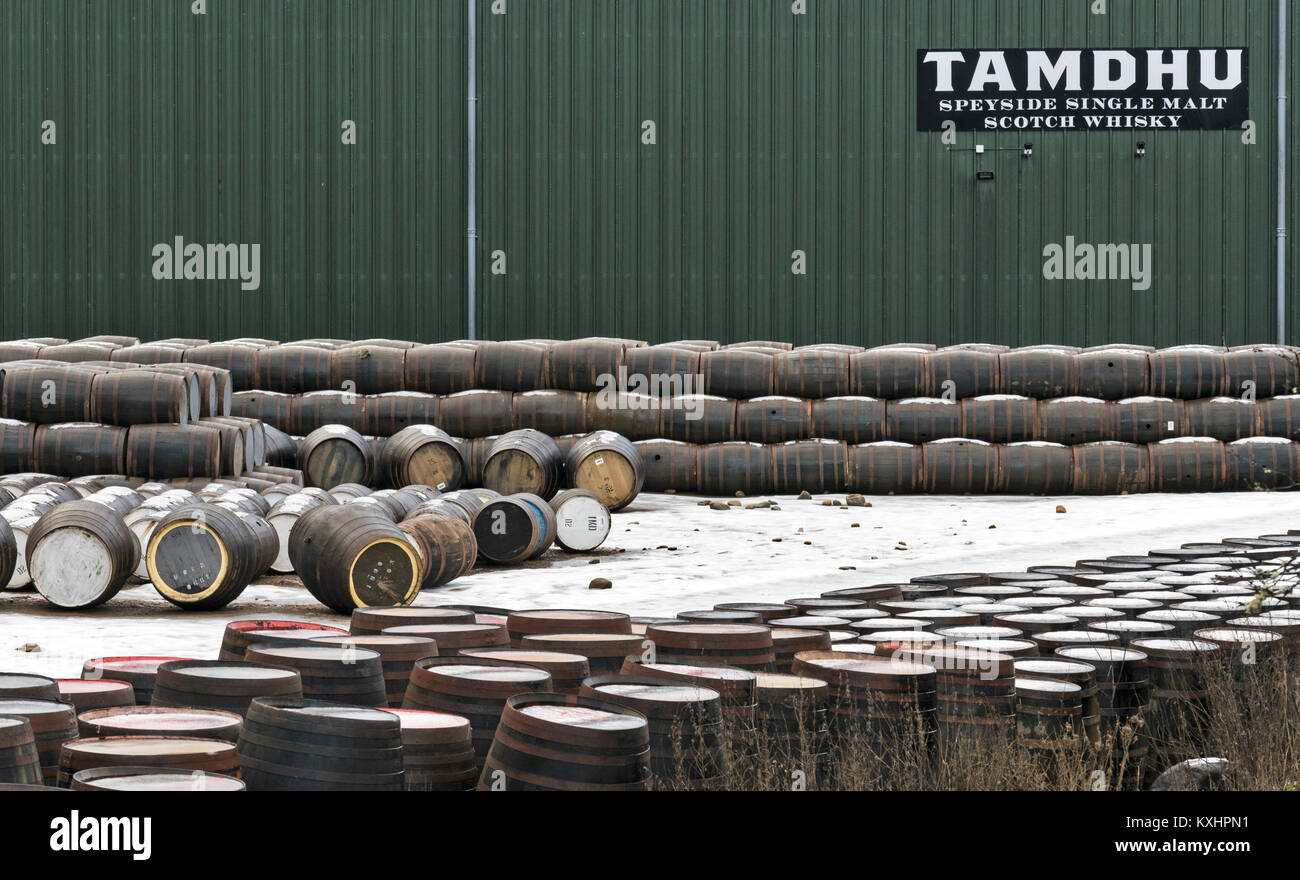 SPEYSIDE WHISKY DESTILLERIE TAMDHU MIT FÄSSERN IM WINTER SCHNEE ENTLANG DES SPEYSIDE METHODE SCHOTTLAND Stockfoto