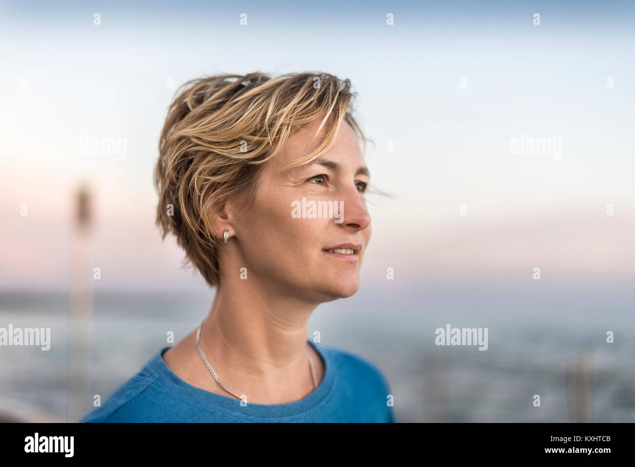 Portrait Foto von Frau mittleren Alters in den Abend am Meer Stockfoto