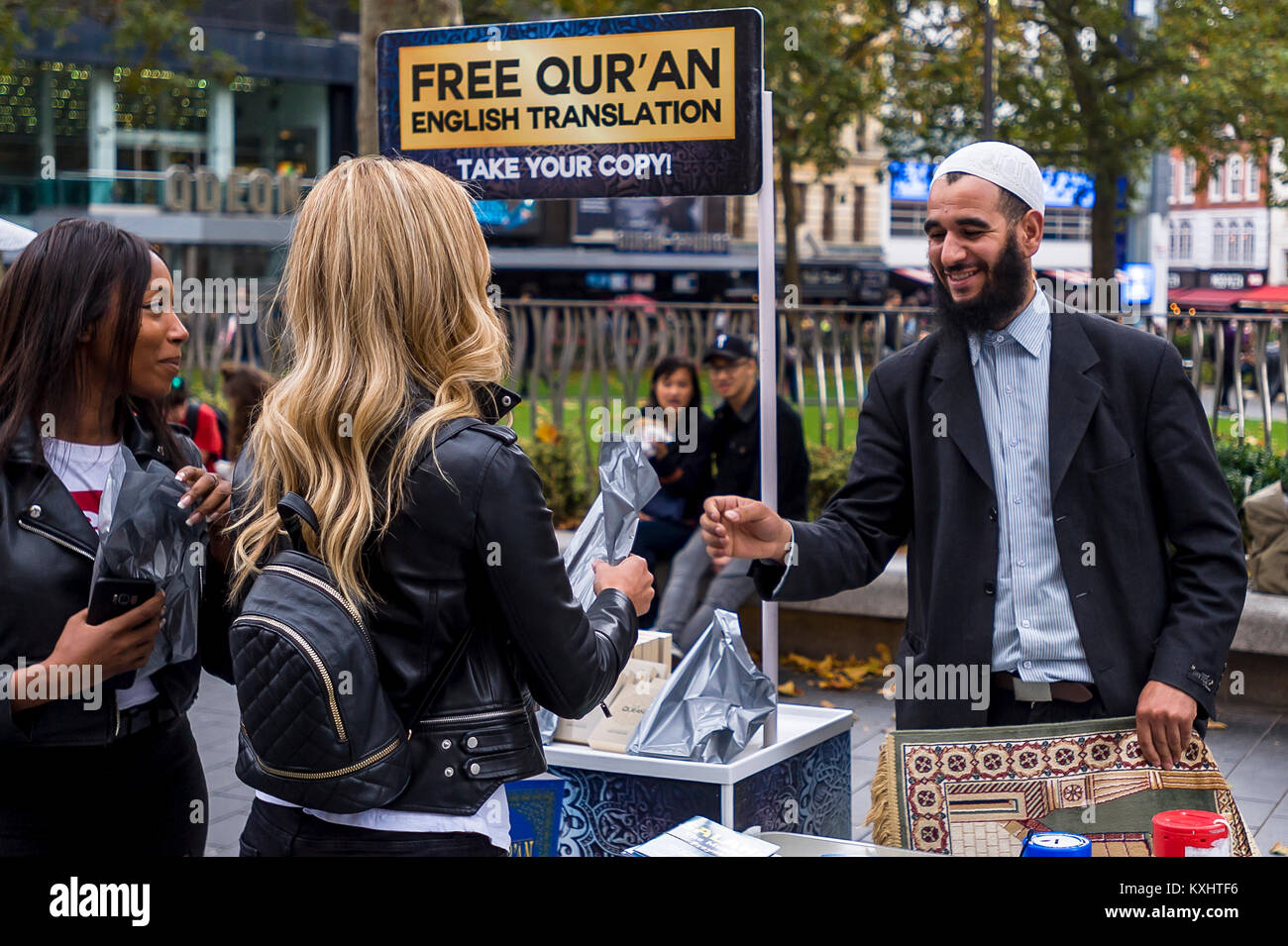 Muslimische bietet eine kostenlose Kopie des Koran auf die London Street Stockfoto