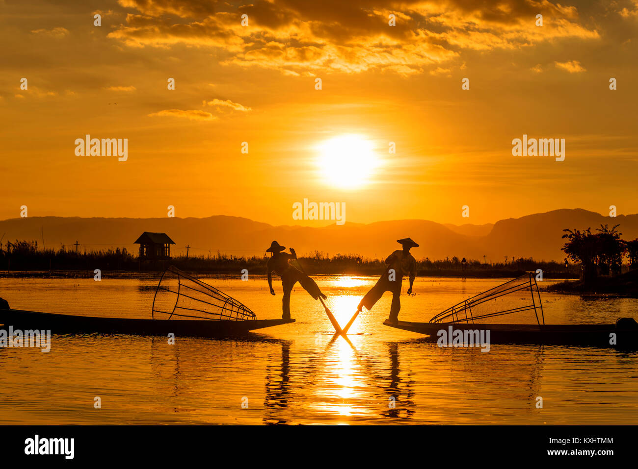 Inle Fischer bei Sonnenuntergang, Inle, Myanmar Stockfoto