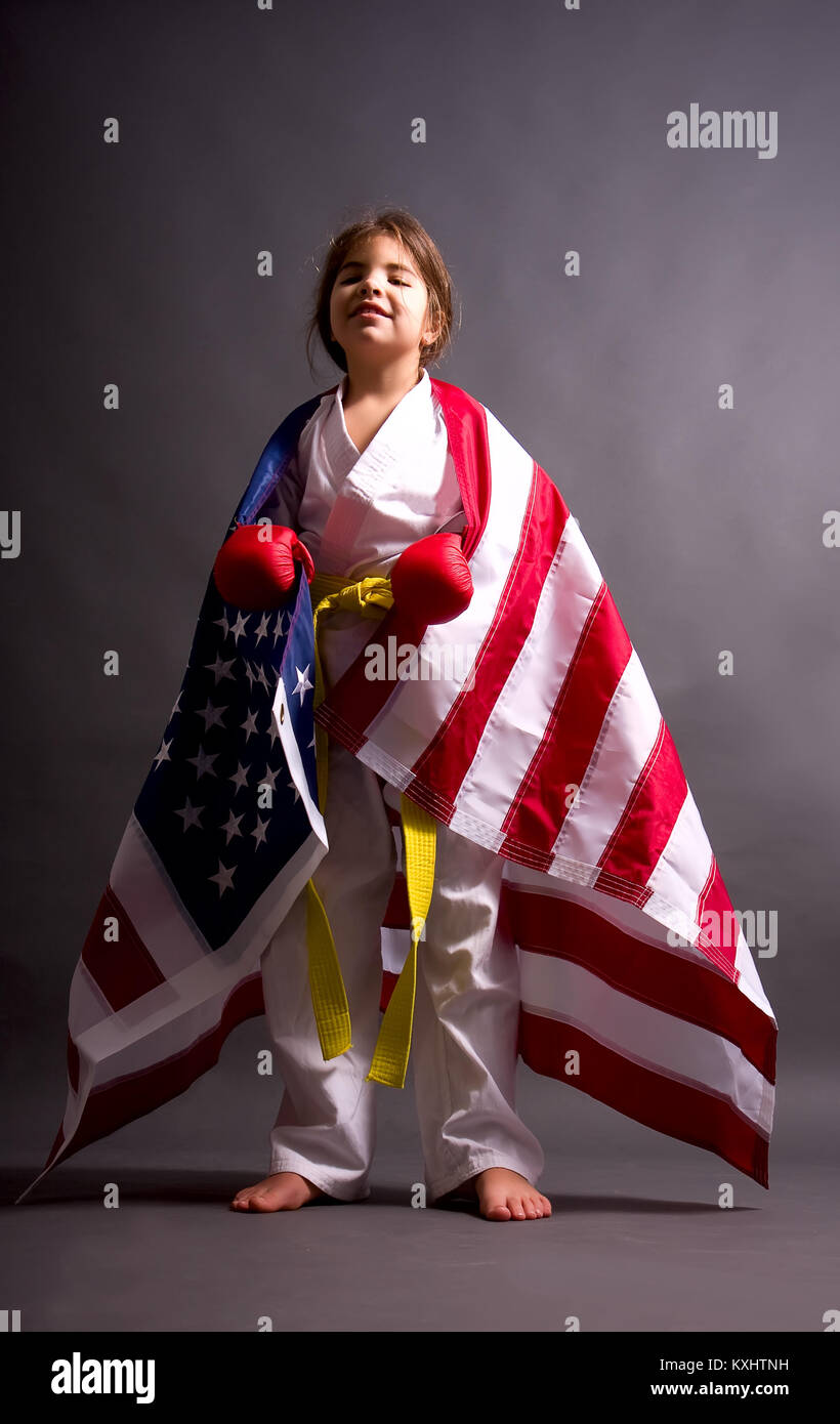Mädchen Karate mit einer Flagge Stockfoto