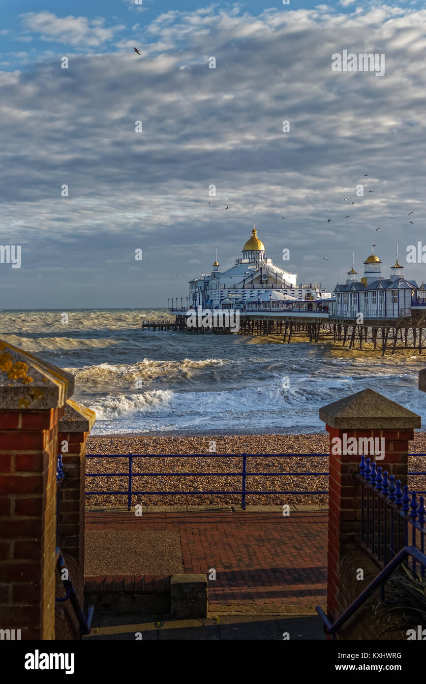 EASTBOURNE, East Sussex/UK - Januar 7: Ansicht von Eastbourne Pier in East Sussex am 7. Januar 2018 Stockfoto