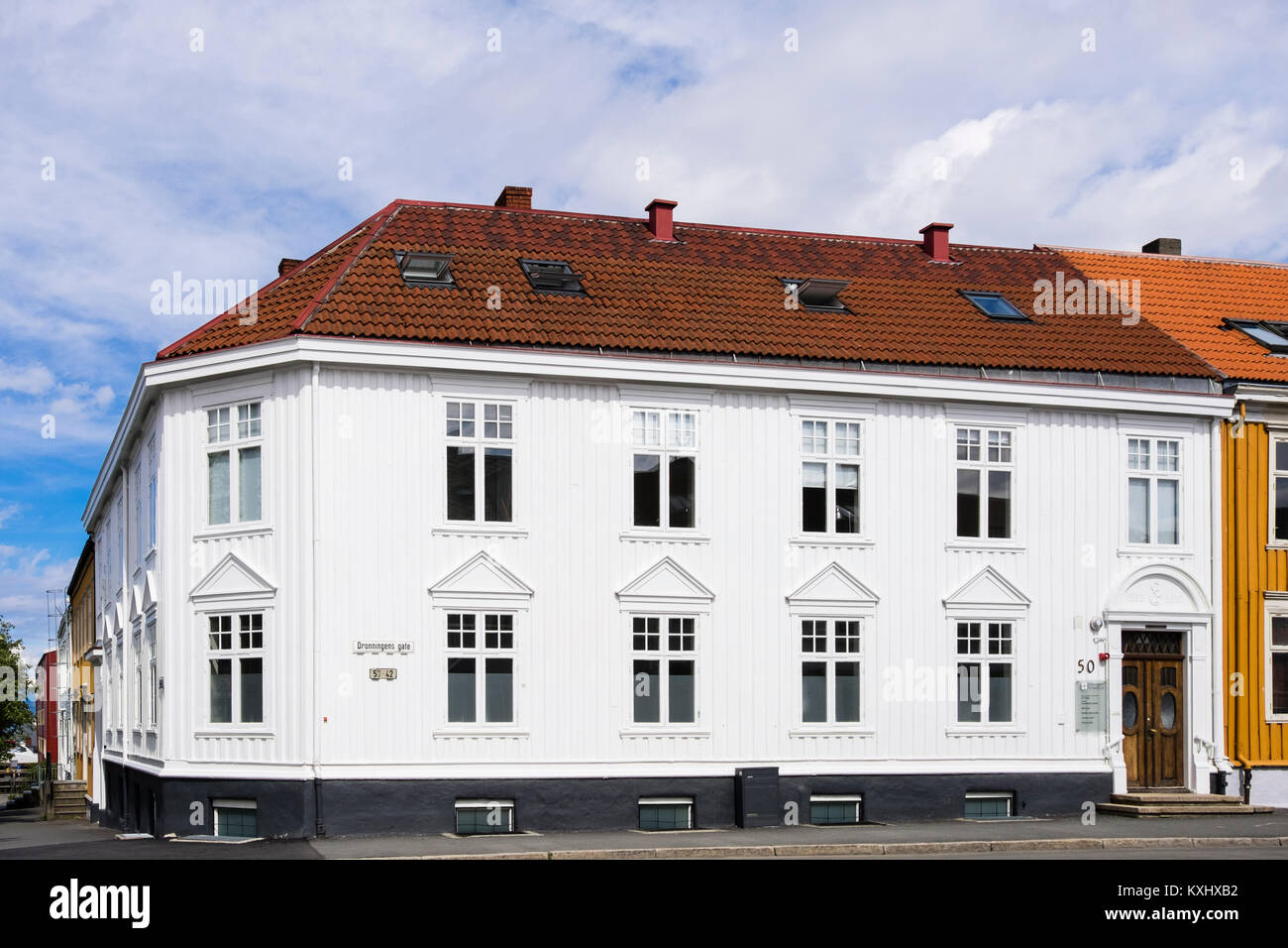 Typisch Norwegische weißes Holzhaus mit abgewinkelten Ecke. Dronningens Gate, Trondheim, Sør-Trøndelag, Norwegen, Skandinavien Stockfoto