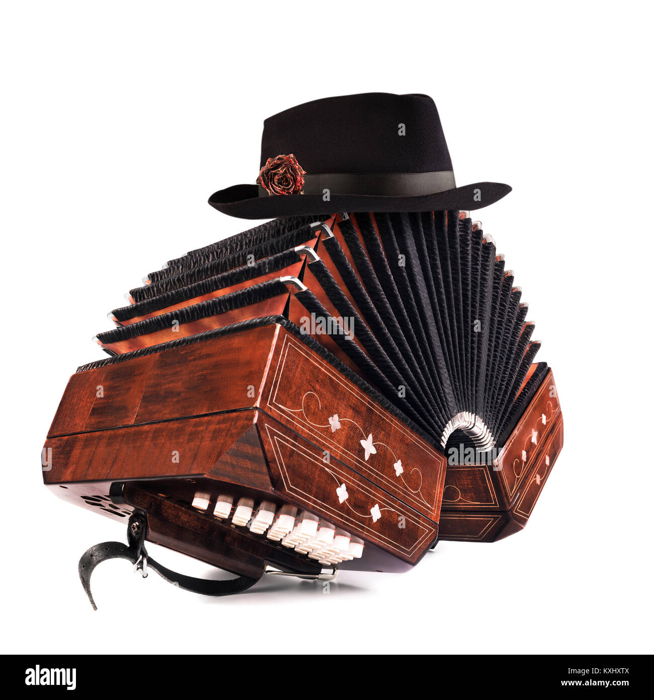 Bandoneon, tango Instrument mit einem männlichen Hut auf. Argentinischer Tango Element isoliert auf weißem Hintergrund. Stockfoto