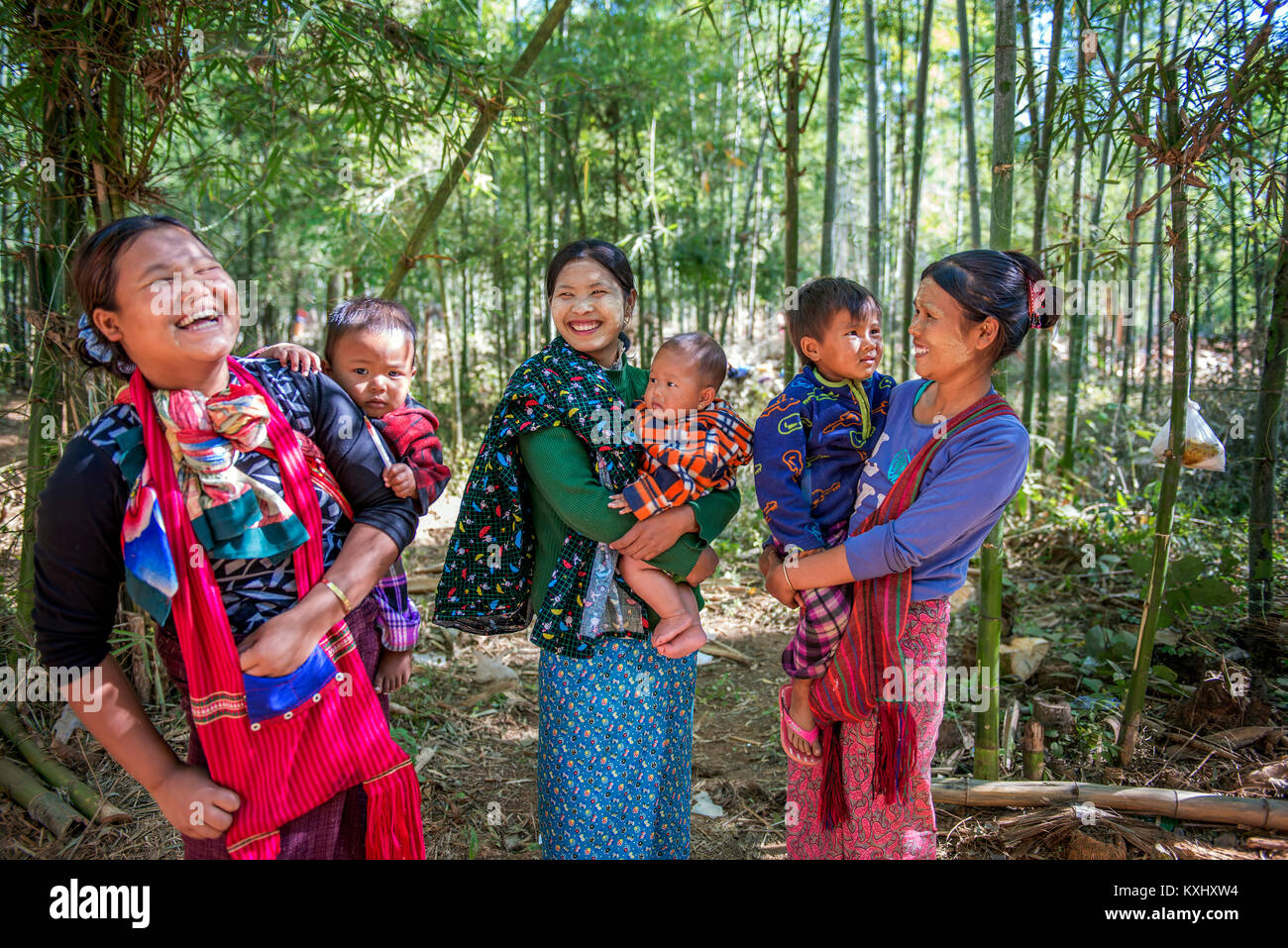 Inle tribal Frau Spaß tagsüber in ihrem Dorf, Myanmar Stockfoto