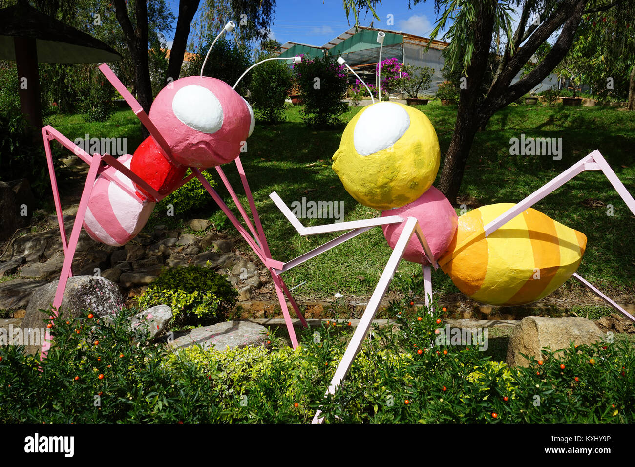 DALAT, VIETNAM - ca. Januar 2017 Große Ameisen im Blumengarten Stockfoto