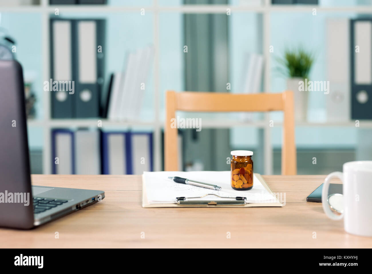 Schreibtisch in der medizinischen Office mit kleinen Pillen jar Stockfoto