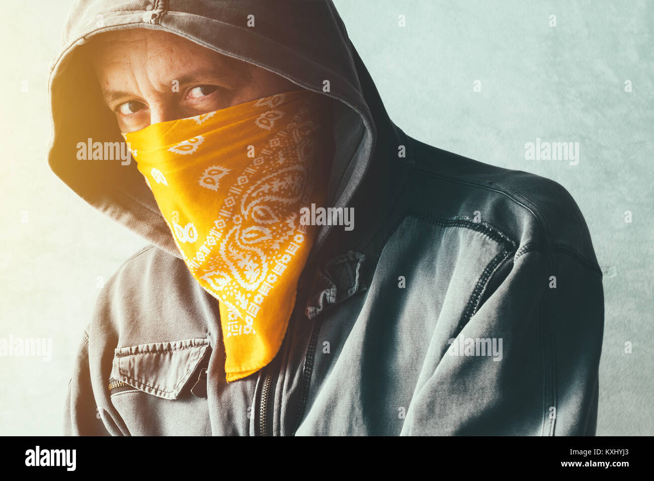 Hooded Bandenmitglieder Kriminelle mit Schal über Gesicht an Kamera suchen, headshot Portrait Stockfoto