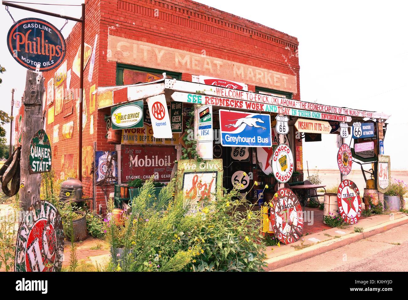 Erick, Oklahoma, USA - 20. Juli 2017: Sandhills Kuriositätenladen in Erick das älteste Gebäude der Stadt Meat Market entfernt. Es ist eine große Sammlung von Stockfoto