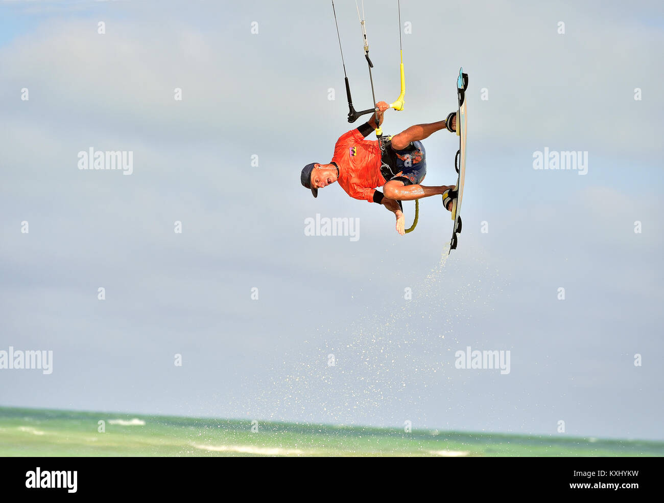 Mann reiten sein Kiteboard auf Cayo Guillermo in Atlantik, Kite Surfen. Dezember 2017 in Kuba. Caya Guillermo Stockfoto