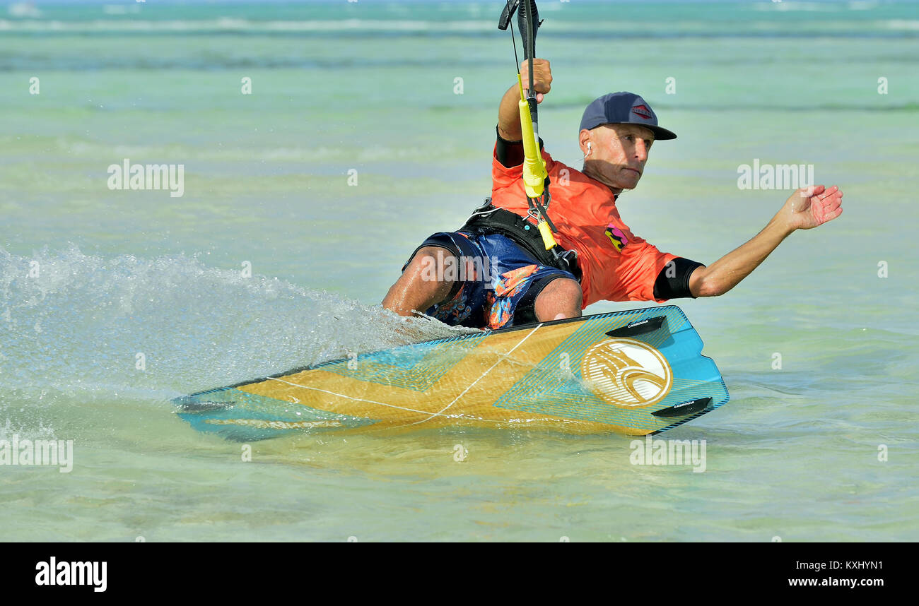 Mann reiten sein Kiteboard auf Cayo Guillermo in Atlantik, Kite Surfen. Dezember 2017 in Kuba. Caya Guillermo Stockfoto