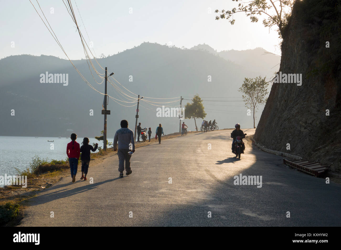 Menschen zu Fuß auf der Straße um Phewa See, Pokhara, Nepal Stockfoto