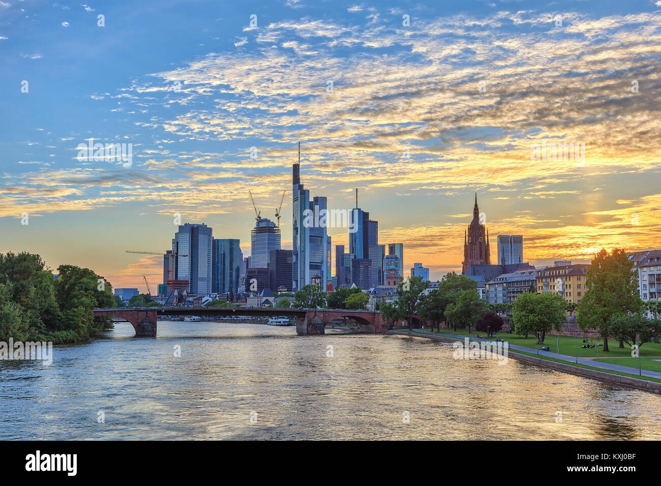 Frankfurt Sunset City Skyline bei Business District, Frankfurt, Deutschland Stockfoto
