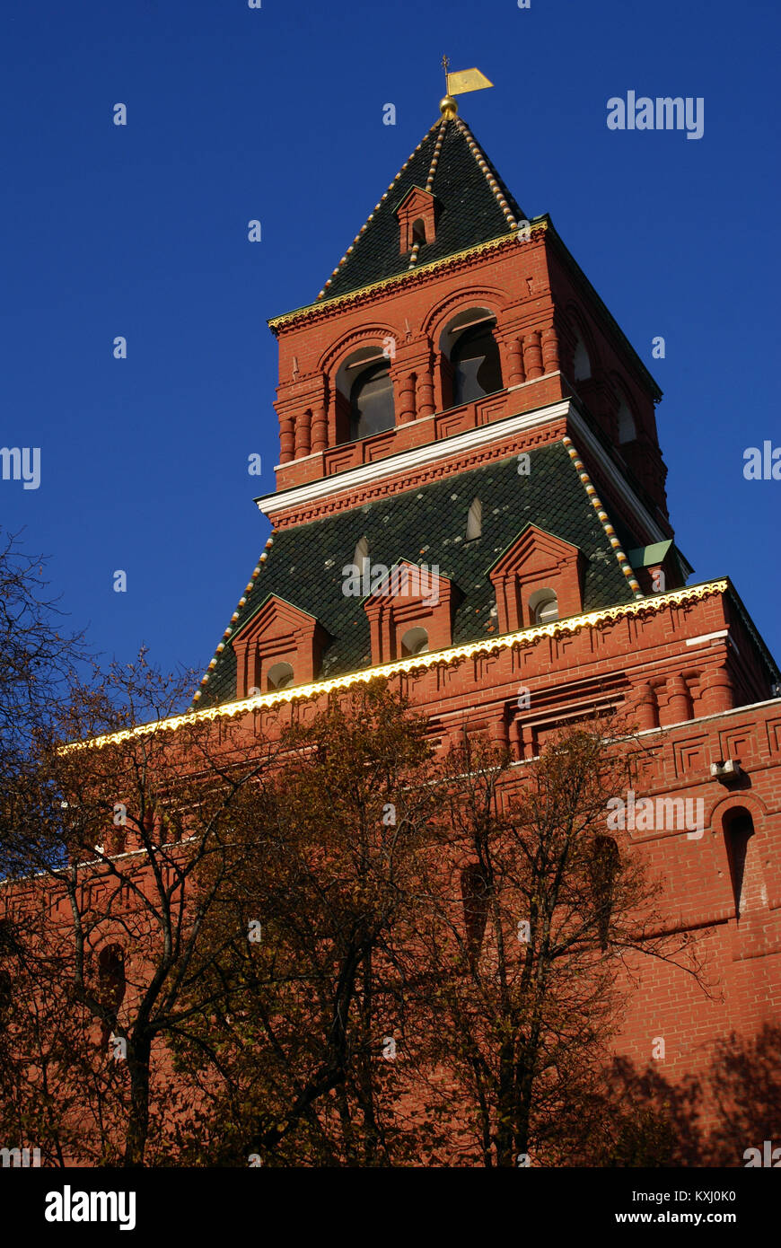 Aurumn und Red Brick Tower in Moskau Stockfoto