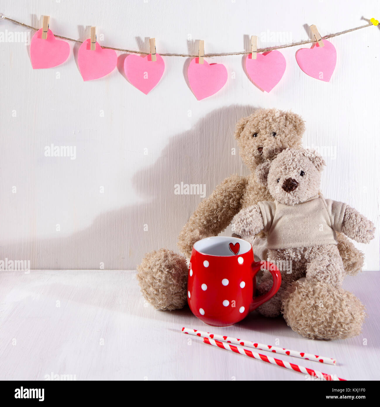 Die beiden Teddybären umarmen sich mit. An der Wand das Papier Herzen  hängen. Valentinstag Grußkarten-Design Stockfotografie - Alamy