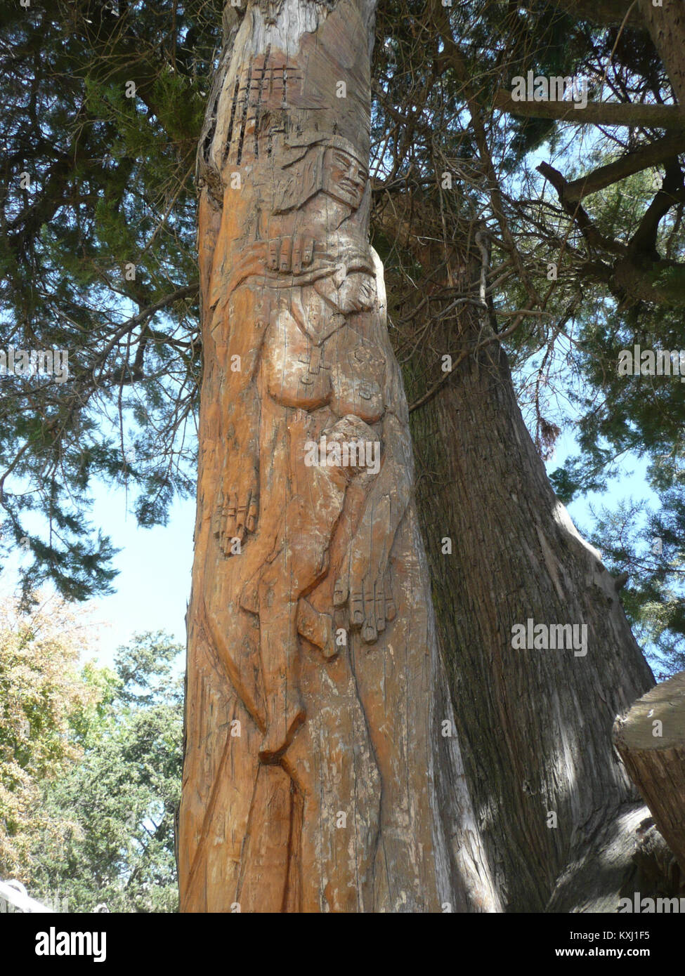 Dieses Bild des zentralen Platzes in América (Pueblo), Mexiko, zeigt ein Denkmal an die Ureinwohner, Gefangene und Grenzwächter. Es spiegelt die historische Geschichte von Konflikt und Koexistenz in der Region wider. Stockfoto