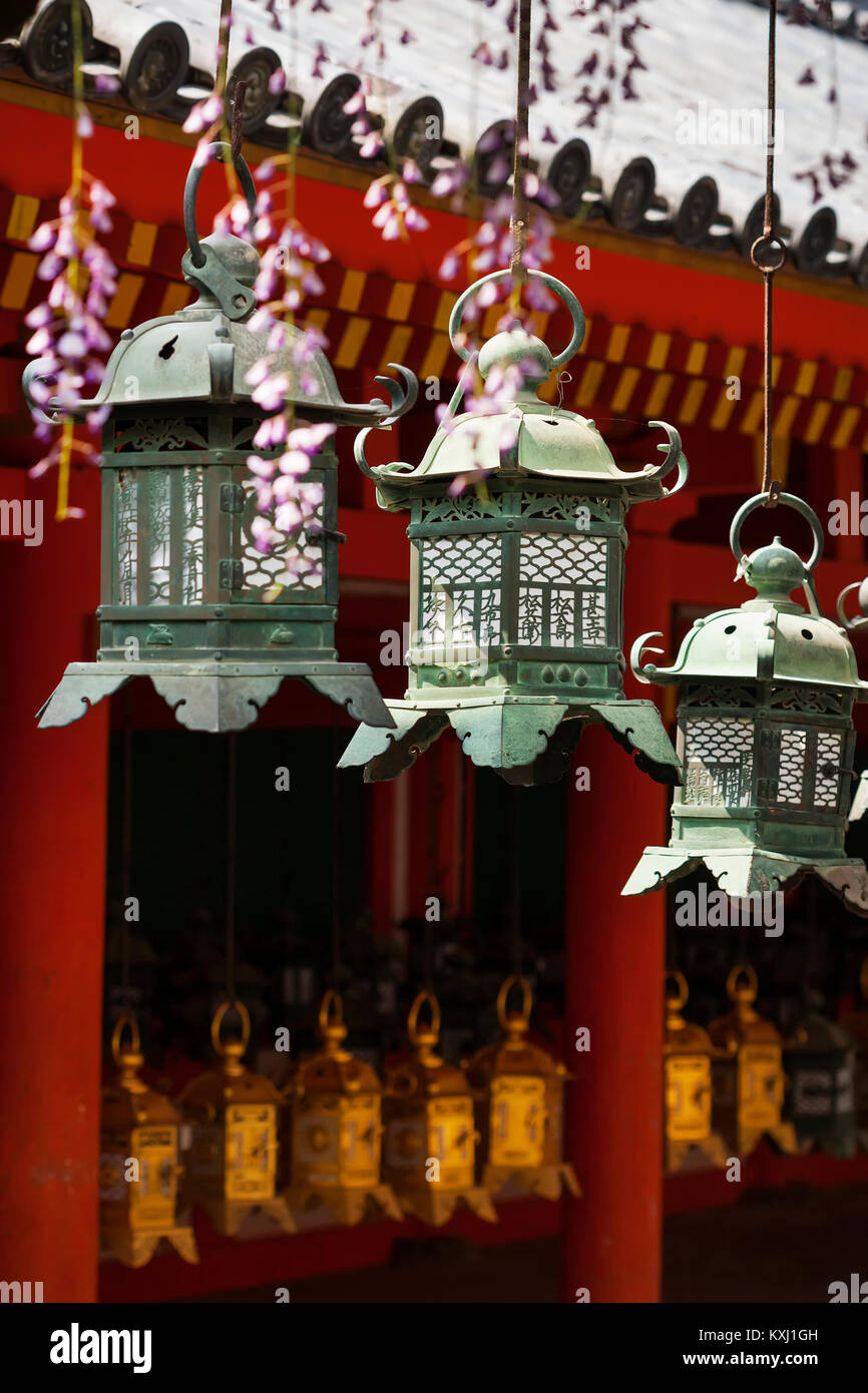 Drei verzierten Metall Laternen an einem japanischen Tempel hängen. Flache Tiefenschärfe mit selektiven Fokus auf dem mittleren Laterne. Stockfoto
