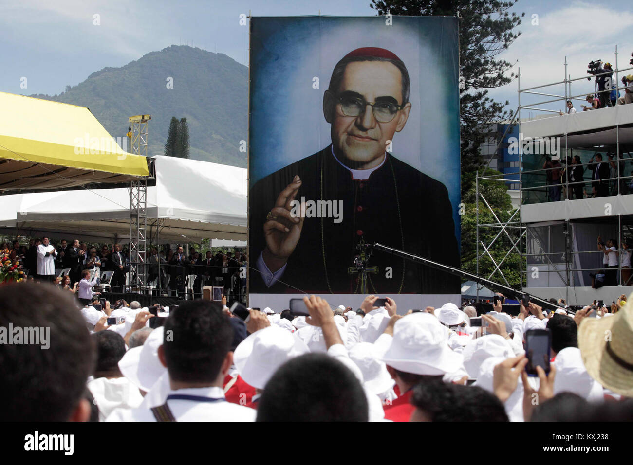 Die Seligsprechung von Monseñor Óscar Romero markiert die formale Anerkennung seines Martyriums und seiner Beiträge zur sozialen Gerechtigkeit innerhalb der katholischen Kirche. Stockfoto