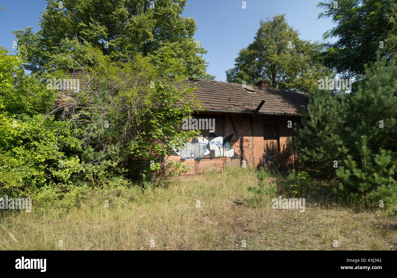 Foto des Güterschuppens am Bahnhof Uhyst in Deutschland, das die Struktur für das Be- und Entladen von Gütern als Teil der Verkehrsinfrastruktur der Region zeigt. Stockfoto