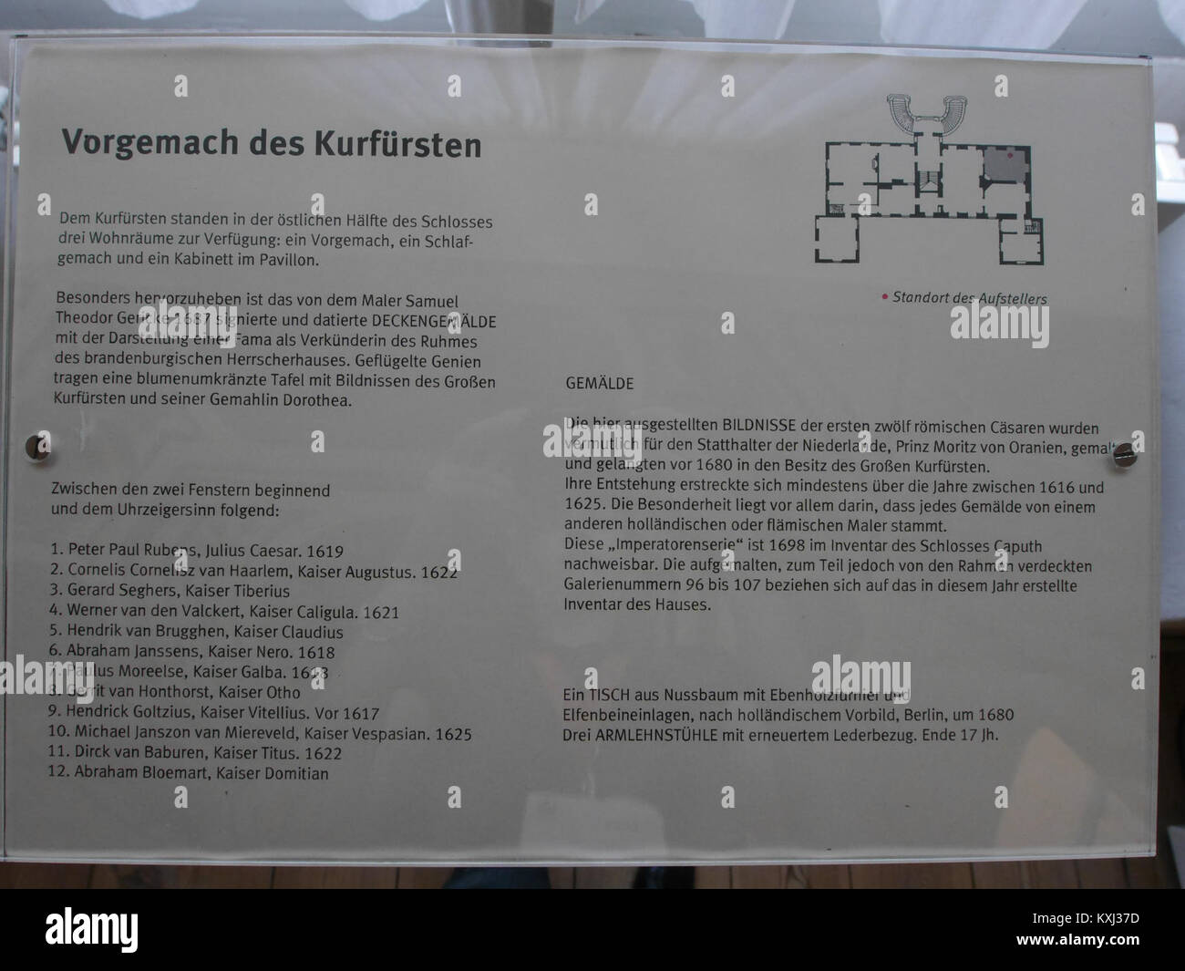 Die Ausstellung oder der Stand auf Schloss Caputh in Deutschland zeigt historische Exponate oder Informationstafeln, die Architektur und das Engagement der Besucher in der Stätte hervorheben. Stockfoto