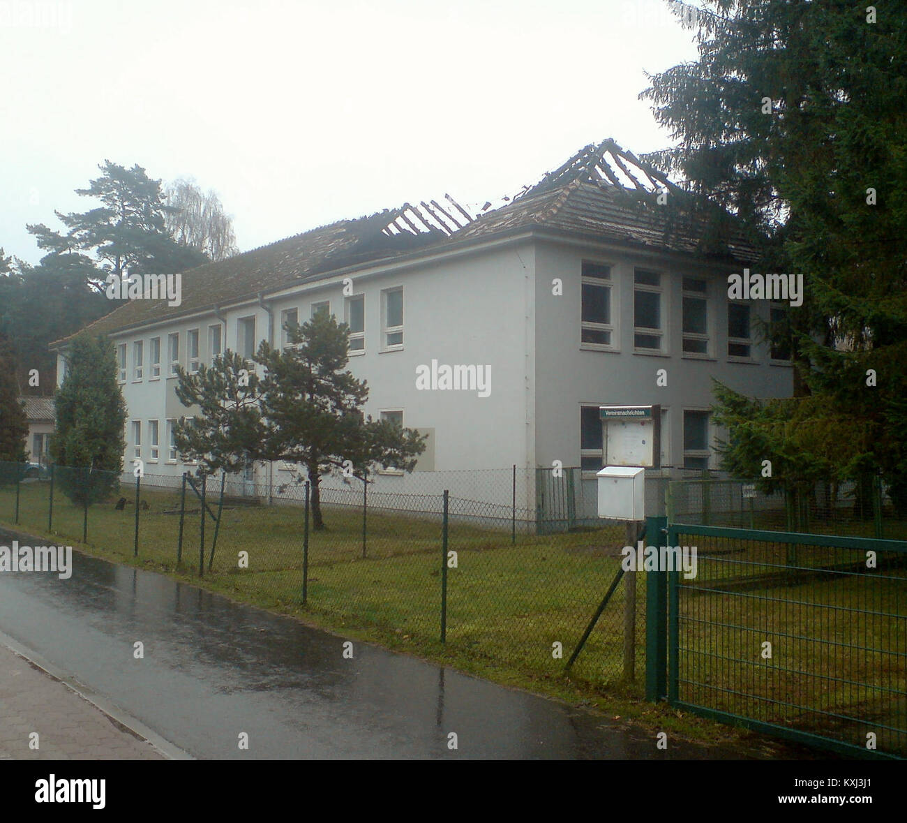 Dieses Bild zeigt eine ausgebrannte Flüchtlingsunterkunft in Trassenheide. Das Gebäude diente einst als provisorische Unterkunft für Vertriebene, was Nachkriegsfragen und humanitäre Wohnprobleme widerspiegelte. Stockfoto