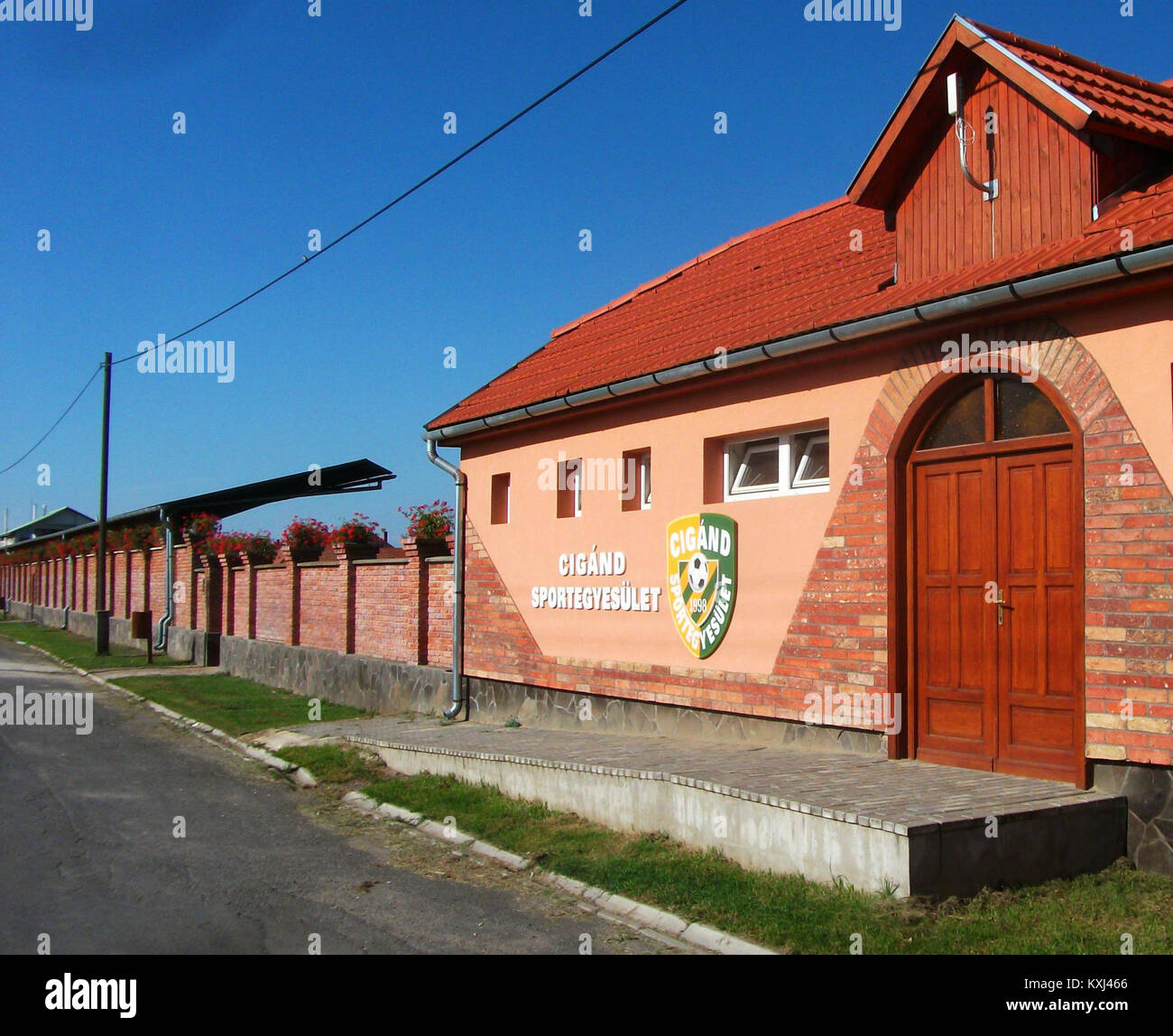 Blick auf das Sportfeld A Cigánd SE von der Fő Straße aus, mit Spielbereich, umliegenden Einrichtungen und Infrastruktur. Stockfoto