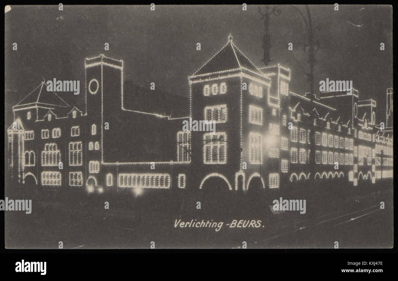 Beurs van Berlage in Damrak 277 in Amsterdam, Niederlande, ist ein historisches Gebäude, das für den Besuch des französischen Präsidenten Faillières beleuchtet wird und architektonische und kulturelle Bedeutung zeigt. Stockfoto