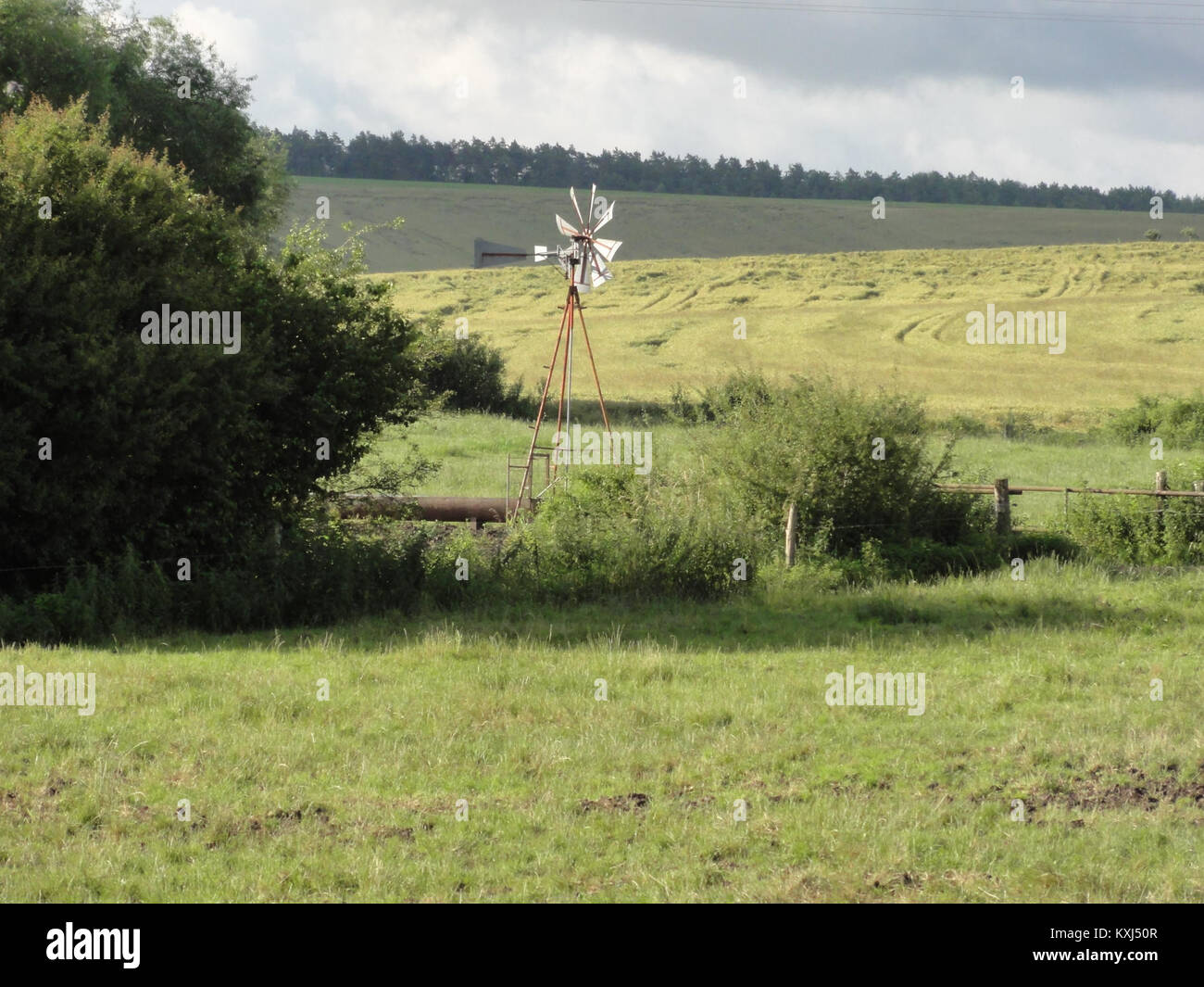 Foto: Eine ländliche Landschaft in Bienville-la-Petite, Meurthe-et-Moselle, Frankreich, mit einer Windpumpe, die für die Wasserversorgung in landwirtschaftlichen Umgebungen verwendet wird. Stockfoto