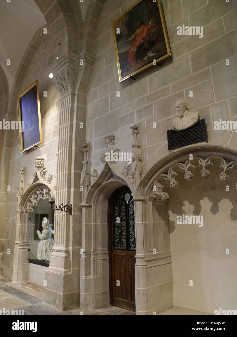 Das Tombeau Jeannin ist ein Grabdenkmal in der Cathédrale Saint-Lazare in Autun, Frankreich. Es erinnert an Pierre Jeannin, den ehemaligen Präsidenten des burgundischen Parlaments, und seine Frau Anne Guéniot. Das Grab wurde um 1623 errichtet und weist kniende weiße Marmorstatuen auf. Stockfoto