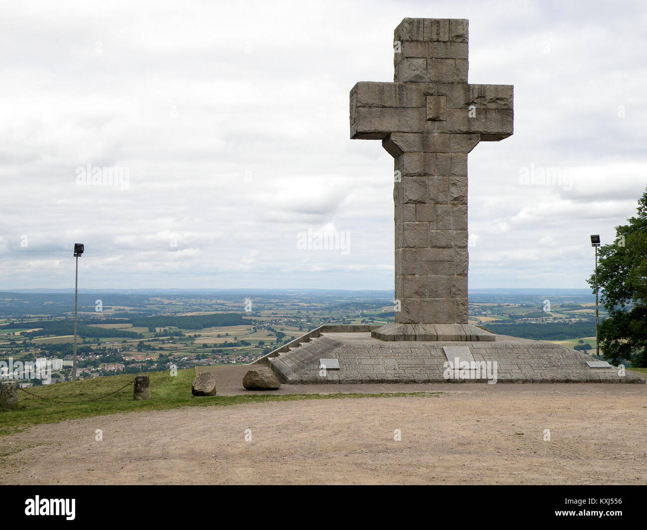 Die Croix de la Libération in Autun, Frankreich, ist ein Denkmal, das die Befreiung Frankreichs während des Zweiten Weltkriegs symbolisiert und den französischen Widerstand und die alliierten Streitkräfte ehrt. Stockfoto