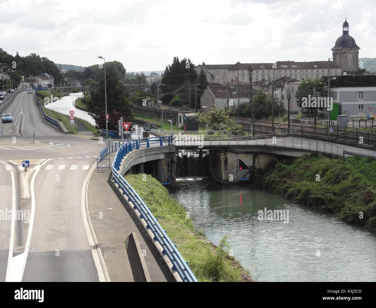 Der Canal de la Marne au Rhin in der Nähe von Bar-le-Duc in Frankreich ist eine wichtige Wasserstraße in der Maas-Region. Das Schleusensystem regelt den Wasserstand und gewährleistet eine effiziente Navigation für Boote und Schiffe in der Region. Stockfoto