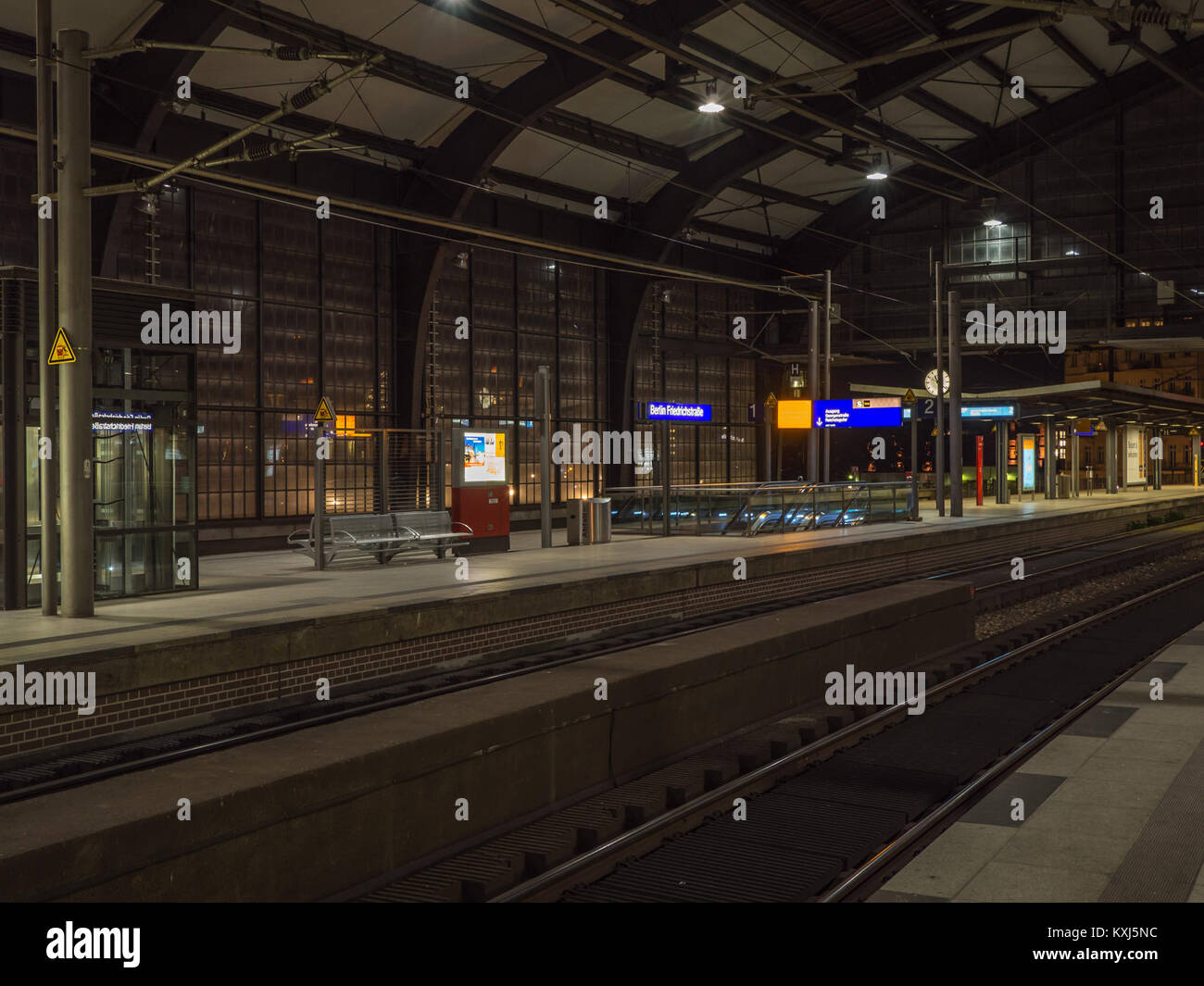 Der 2016 erfasste Berliner Bahnhof Friedrichstraße zeigt seine moderne Architektur und Bedeutung als Verkehrsknotenpunkt. Stockfoto