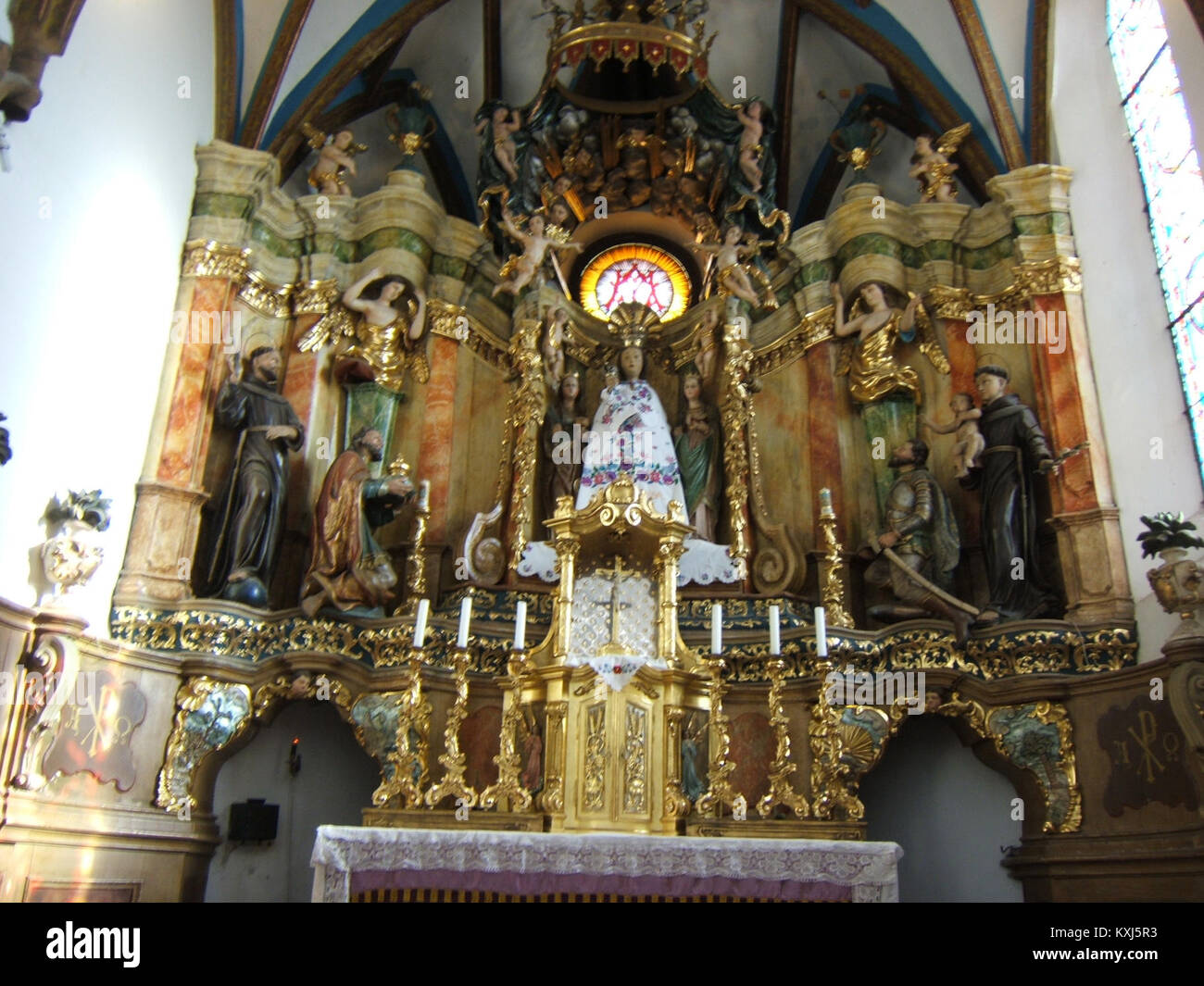 Eine Statue von Mária in Andocs, Ungarn, repräsentiert religiöse Hingabe, Handwerkskunst und christliches Kulturerbe. Stockfoto