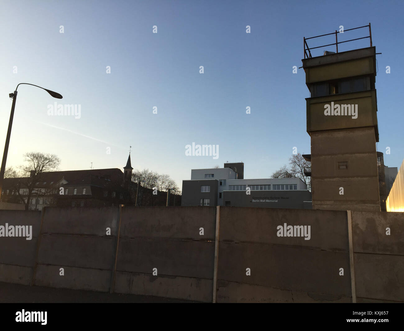 Die Berliner Mauer-Gedenkstätte an der Bernauer Straße in Berlin bewahrt einen 1,4 Kilometer langen Abschnitt der ehemaligen Grenzanlage, umfasst das Dokumentationszentrum und die Versöhnungskapelle und erinnert an die deutsche Teilung von 1961–1989. Stockfoto