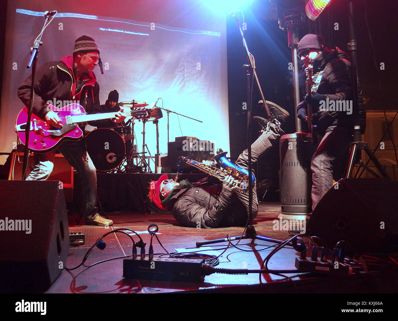 Foto des Pedrofon-Ensembles, das in Esztergom, Ungarn auftritt und Musiker während eines Live-Konzerts in einem kulturellen oder öffentlichen Rahmen zeigt. Stockfoto
