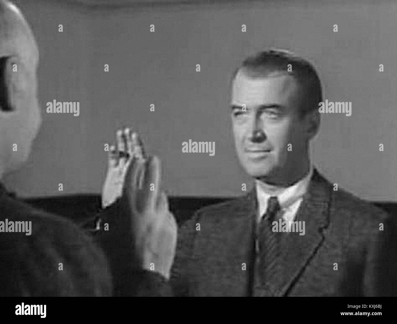 Ein Standbild aus dem Trailer von „Anatomymurder“, das filmische Elemente, Schauspieler und den visuellen Stil des Films zeigt. Stockfoto